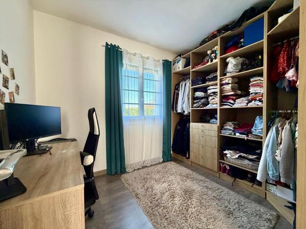 Plain pied avec véranda, 3 chambres, grand garage.