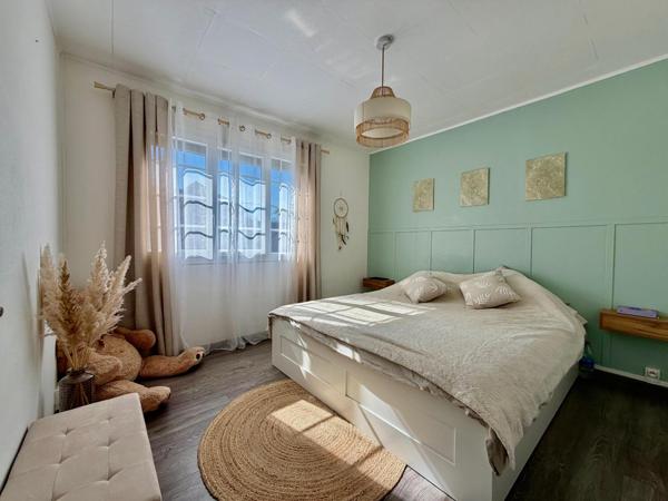 Plain pied avec véranda, 3 chambres, grand garage.