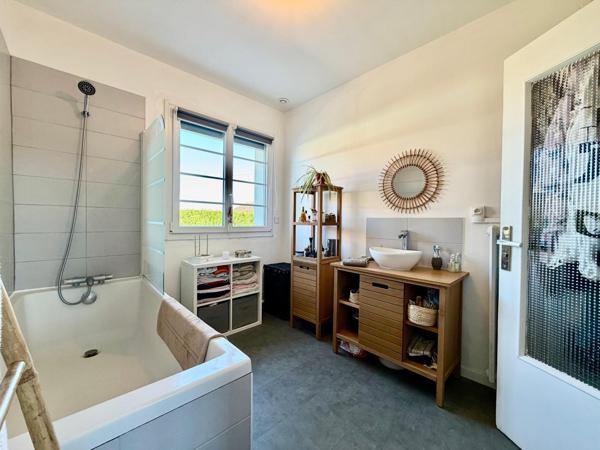 Plain pied avec véranda, 3 chambres, grand garage.