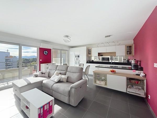 T3 DERNIER ETAGE- GARAGE- PARKING-TERRASSE-PISCINE