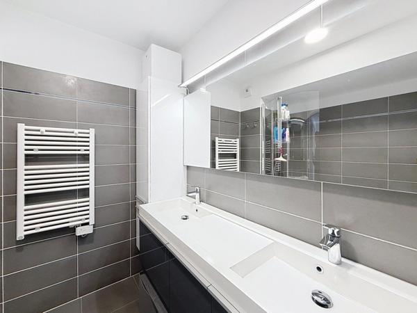 T3 DERNIER ETAGE- GARAGE- PARKING-TERRASSE-PISCINE