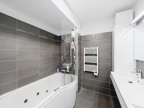 T3 DERNIER ETAGE- GARAGE- PARKING-TERRASSE-PISCINE