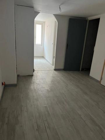 Vente                                                      Appartement
                        
                     5 pièces                      77 m2                     à Perpignan