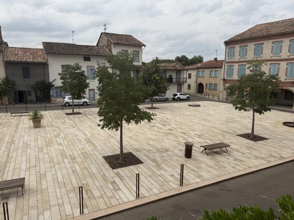 Appartement T4 de caractère avec balcon et vue unique sur la Place des Arcades