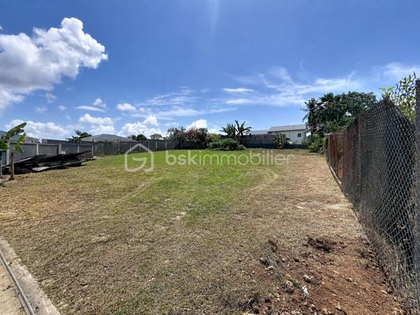 Terrain constructible de 923 m², viabilisé et au calme

Baisse de prix – Une belle opportunité à saisir !

Vous recherchez un terrain spacieux pour construire votre future maison ou réaliser un projet immobilier ? Découvrez cette parcelle de 923 m², quasiment plate, située au fond d’une impasse dans un environnement paisible et résidentiel de Baie-Mahault.

Implanté sur la section cadastrale de Montier, le terrain bénéficie d’une situation idéale : face à la montagne, à quelques minutes de la RN1 et des principaux axes, tout en restant en retrait de l’activité de Jarry. Vous profitez ainsi d’un cadre calme, entouré de lotissements pavillonnaires récents, avec les commodités rapidement accessibles.

Ses principaux atouts :

Terrain constructible de 923 m², quasiment plat
Terrain viabilisé : accès routier, électricité et deux compteurs d’eau
Zone UDb du PLU
Possibilité de développer environ 185 m² de surface de plancher, sous réserve des règles d’urbanisme en vigueur
Étude de sol déjà réalisée, permettant de sécuriser et de faciliter la préparation du projet
Parcelle entièrement clôturée
Portail de sécurité déjà équipé des câbles nécessaires à sa motorisation
Emplacement en fond d’impasse, offrant calme, intimité et faible circulation

Grâce à sa superficie et à sa configuration, ce terrain se prête parfaitement à la construction d’une belle villa familiale. Un projet de deux logements peut également être étudié, sous réserve de l’obtention des autorisations d’urbanisme nécessaires.

Un terrain réunissant emplacement, tranquillité et facilité de construction, désormais proposé à un prix plus attractif.

Contactez-moi pour obtenir davantage d’informations, consulter les documents disponibles ou organiser une visite.