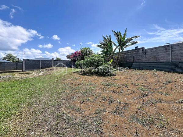 Terrain constructible de 923 m², viabilisé et au calme

Baisse de prix – Une belle opportunité à saisir !

Vous recherchez un terrain spacieux pour construire votre future maison ou réaliser un projet immobilier ? Découvrez cette parcelle de 923 m², quasiment plate, située au fond d’une impasse dans un environnement paisible et résidentiel de Baie-Mahault.

Implanté sur la section cadastrale de Montier, le terrain bénéficie d’une situation idéale : face à la montagne, à quelques minutes de la RN1 et des principaux axes, tout en restant en retrait de l’activité de Jarry. Vous profitez ainsi d’un cadre calme, entouré de lotissements pavillonnaires récents, avec les commodités rapidement accessibles.

Ses principaux atouts :

Terrain constructible de 923 m², quasiment plat
Terrain viabilisé : accès routier, électricité et deux compteurs d’eau
Zone UDb du PLU
Possibilité de développer environ 185 m² de surface de plancher, sous réserve des règles d’urbanisme en vigueur
Étude de sol déjà réalisée, permettant de sécuriser et de faciliter la préparation du projet
Parcelle entièrement clôturée
Portail de sécurité déjà équipé des câbles nécessaires à sa motorisation
Emplacement en fond d’impasse, offrant calme, intimité et faible circulation

Grâce à sa superficie et à sa configuration, ce terrain se prête parfaitement à la construction d’une belle villa familiale. Un projet de deux logements peut également être étudié, sous réserve de l’obtention des autorisations d’urbanisme nécessaires.

Un terrain réunissant emplacement, tranquillité et facilité de construction, désormais proposé à un prix plus attractif.

Contactez-moi pour obtenir davantage d’informations, consulter les documents disponibles ou organiser une visite.