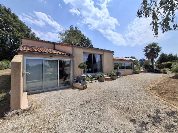 MAISON D'ARCHITECTE AVEC PISCINE ET TERRAIN CLOS