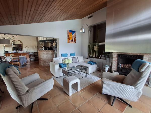 MAISON D'ARCHITECTE AVEC PISCINE ET TERRAIN CLOS