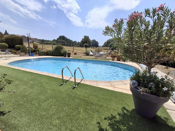 MAISON D'ARCHITECTE AVEC PISCINE ET TERRAIN CLOS