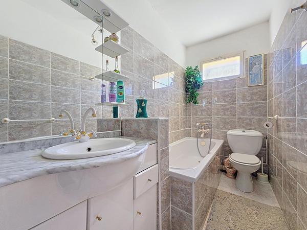 Maison de village avec garage, caves et 3 chambres – Camplong