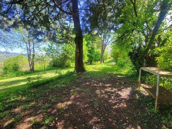 Beau terrain de loisir avec cabanon + caravane – 1 690 m² – calme