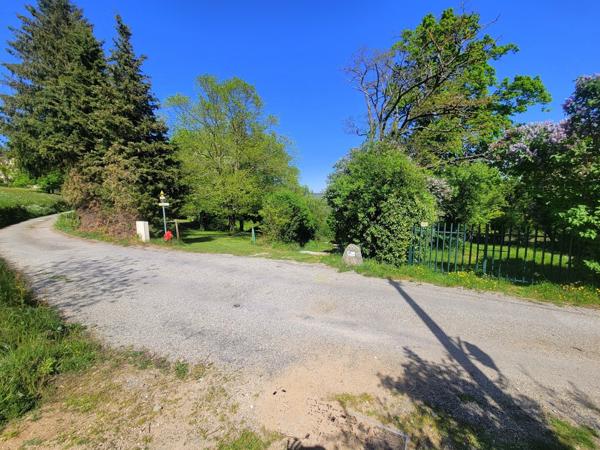 Beau terrain de loisir avec cabanon + caravane – 1 690 m² – calme
