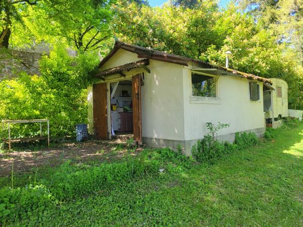 Beau terrain de loisir avec cabanon + caravane – 1 690 m² – calme
