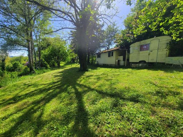 Beau terrain de loisir avec cabanon + caravane – 1 690 m² – calme