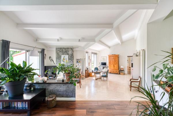 Villa d’architecte au cœur d’un écrin de verdure à Dompierre-sur-Mer