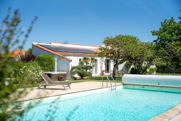 Villa d’architecte au cœur d’un écrin de verdure à Dompierre-sur-Mer