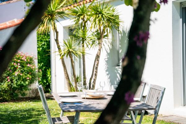 Villa d’architecte au cœur d’un écrin de verdure à Dompierre-sur-Mer