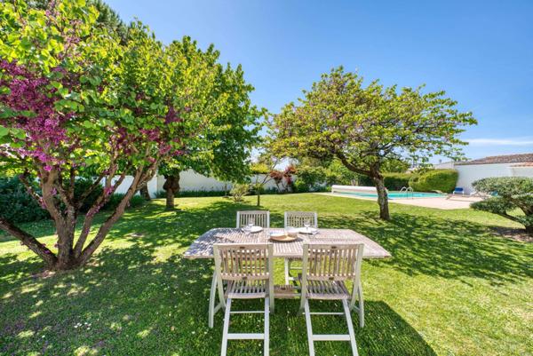Villa d’architecte au cœur d’un écrin de verdure à Dompierre-sur-Mer