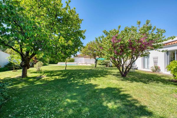 Villa d’architecte au cœur d’un écrin de verdure à Dompierre-sur-Mer