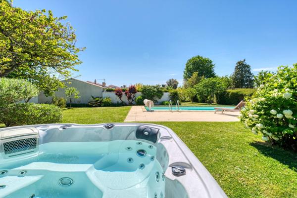 Villa d’architecte au cœur d’un écrin de verdure à Dompierre-sur-Mer