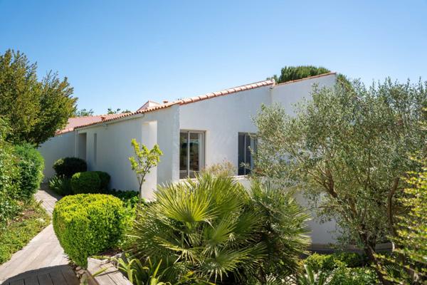 Villa d’architecte au cœur d’un écrin de verdure à Dompierre-sur-Mer