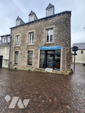 Immeuble au centre de PLOERMEL, mitoyen d’un côté, actuellement avec commerce et 2 appartements