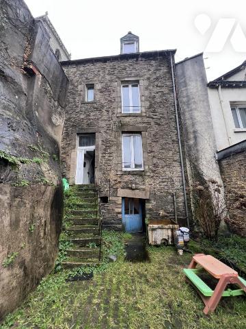 Immeuble au centre de PLOERMEL, mitoyen d’un côté, actuellement avec commerce et 2 appartements