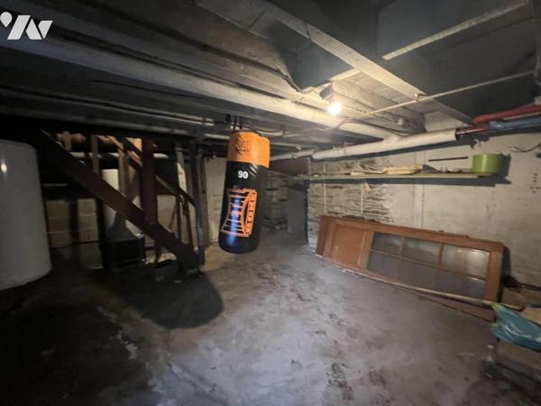 Immeuble au centre de PLOERMEL, mitoyen d’un côté, actuellement avec commerce et 2 appartements