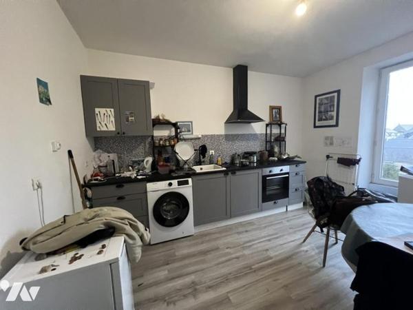 Immeuble au centre de PLOERMEL, mitoyen d’un côté, actuellement avec commerce et 2 appartements