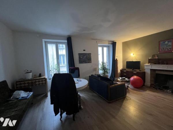 Immeuble au centre de PLOERMEL, mitoyen d’un côté, actuellement avec commerce et 2 appartements