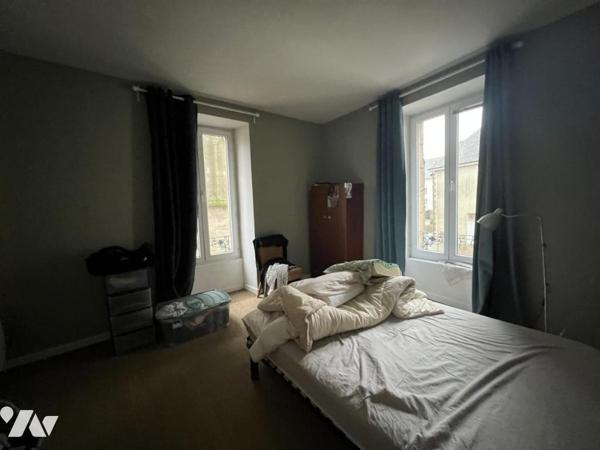Immeuble au centre de PLOERMEL, mitoyen d’un côté, actuellement avec commerce et 2 appartements