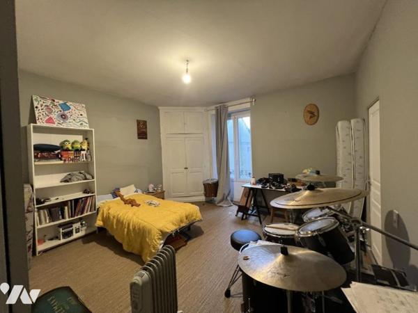 Immeuble au centre de PLOERMEL, mitoyen d’un côté, actuellement avec commerce et 2 appartements