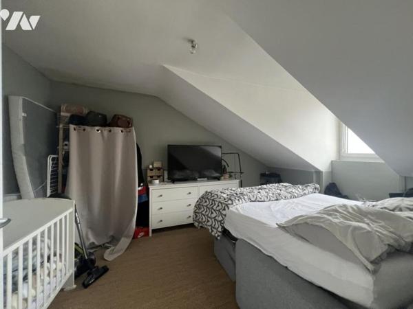 Immeuble au centre de PLOERMEL, mitoyen d’un côté, actuellement avec commerce et 2 appartements