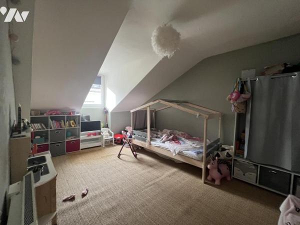 Immeuble au centre de PLOERMEL, mitoyen d’un côté, actuellement avec commerce et 2 appartements