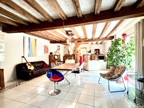 Berthenay (37510) Ensemble immobilier en pierres, idéal pour chambres d’hôtes ou gîtes.