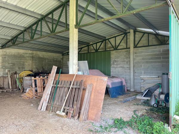Terrain avec hangar agricole