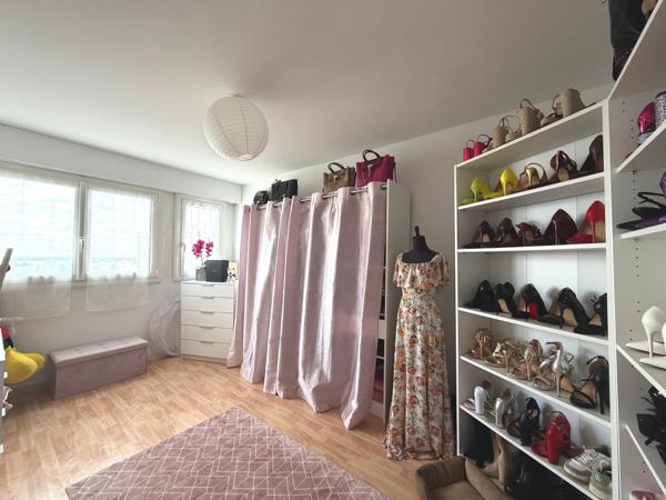 Appartement
         4 pièces
        - 90 m²