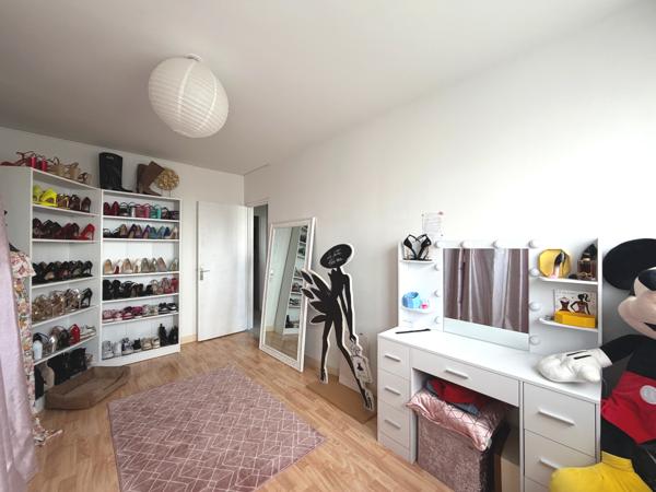 Appartement
         4 pièces
        - 90 m²