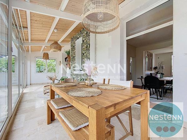 Superbe maison familiale de 200 m² à Seur avec 4 chambres, séjour lumineux, piscine, terrasse et grand jardin de 1 735 m². Proche écoles, commerces et transports.