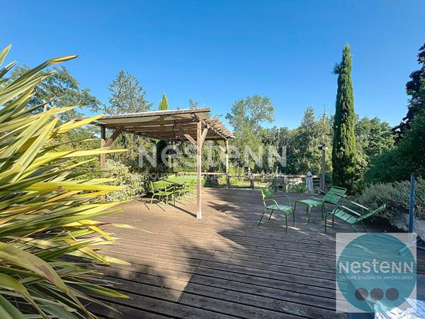 Superbe maison familiale de 200 m² à Seur avec 4 chambres, séjour lumineux, piscine, terrasse et grand jardin de 1 735 m². Proche écoles, commerces et transports.