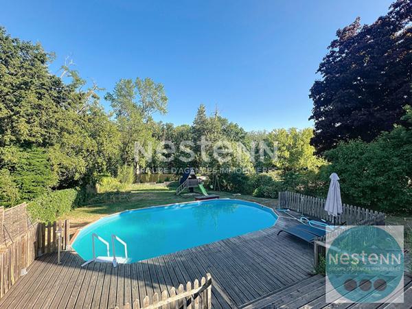 Superbe maison familiale de 200 m² à Seur avec 4 chambres, séjour lumineux, piscine, terrasse et grand jardin de 1 735 m². Proche écoles, commerces et transports.