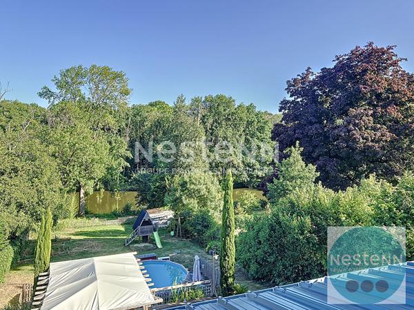 Superbe maison familiale de 200 m² à Seur avec 4 chambres, séjour lumineux, piscine, terrasse et grand jardin de 1 735 m². Proche écoles, commerces et transports.