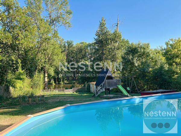 Superbe maison familiale de 200 m² à Seur avec 4 chambres, séjour lumineux, piscine, terrasse et grand jardin de 1 735 m². Proche écoles, commerces et transports.