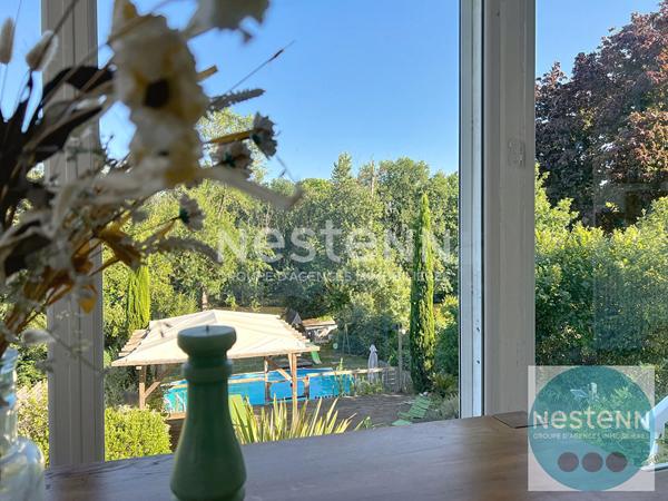 Superbe maison familiale de 200 m² à Seur avec 4 chambres, séjour lumineux, piscine, terrasse et grand jardin de 1 735 m². Proche écoles, commerces et transports.