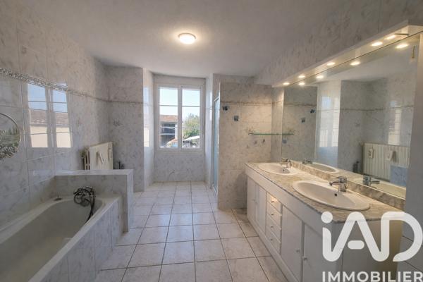 Maison à vendre 10 pièces 250 m² Villefagnan