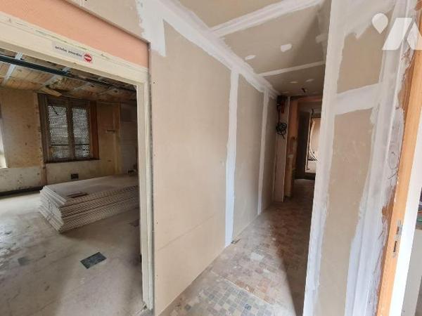 OISEMONT - Ancien café transformé en maison à usage d'habitation pouvant offrir soit une maison...