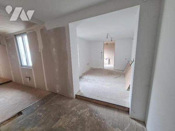 OISEMONT - Ancien café transformé en maison à usage d'habitation pouvant offrir soit une maison...