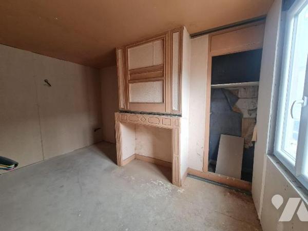 OISEMONT - Ancien café transformé en maison à usage d'habitation pouvant offrir soit une maison...