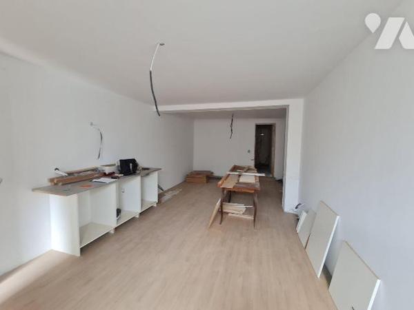 OISEMONT - Ancien café transformé en maison à usage d'habitation pouvant offrir soit une maison...