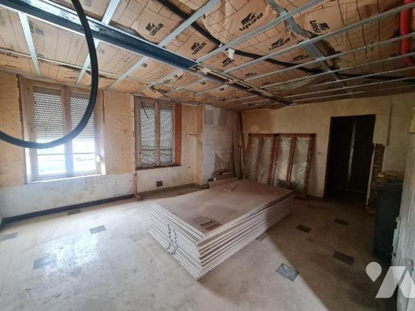 OISEMONT - Ancien café transformé en maison à usage d'habitation pouvant offrir soit une maison...